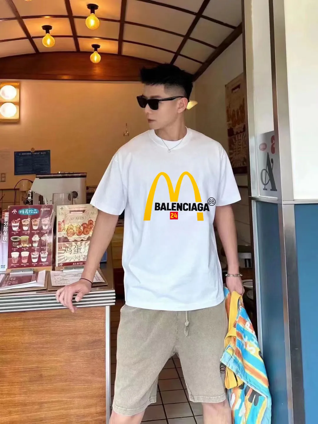 P80✨🔥 BALENCIAGA Paris co-branded Mc Donald's flocked letter printed short-sleeved T-shirt. Custom-woven and dyed 280g combed cotton heavyweight fabric. Zero color difference in threads. Perfect details. Different from the current version on the market. Welcome to compare. Same Style for men and women. Must-sell model in the picture above. Color: White Black Size: 1 2 3 4
